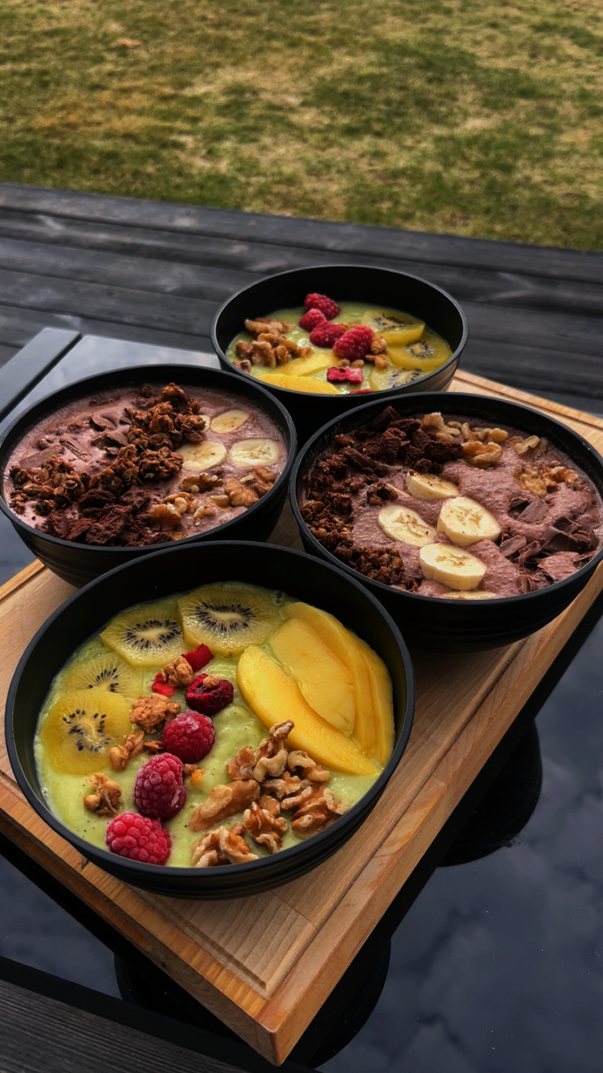 FRESHLY smoothie bowls — 4 bowls with mango, kiwi, raspberries and chocolate